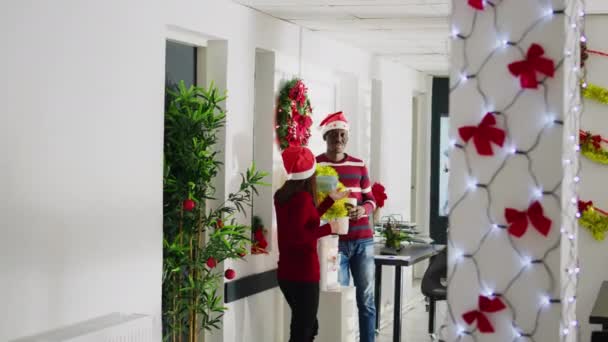 Mitarbeiter Weihnachtlich Dekorierten Büro Genießen Eine Tasse Kaffee Wasserkühler Und — Stockvideo