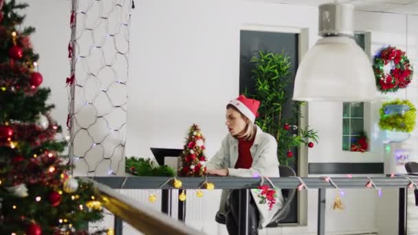 Доллі Кадрі Працівника Здивований Колегою Різдвяним Подарунком Обіймаючи Кожного Святковому — стокове відео