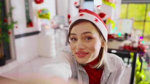 Жінка Різдво Прикрашена Офісом Капелюсі Діда Мороза Який Знімався Допомогою — стокове відео