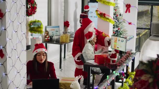 Менеджер Одягнений Санта Різдвяний Прикрашений Офіс Наглядає Завданнями Після Пропонує — стокове відео