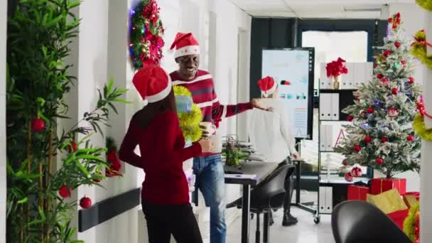 Funcionários Natal Decoraram Escritório Que Bebe Café Pelo Refrigerador Água — Vídeo de Stock