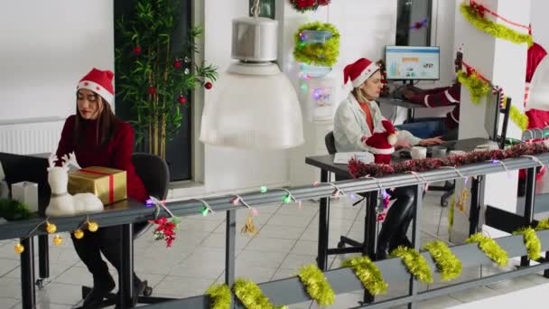 Menedzser Öltözött Mikulás Terjed Nyaralás Öröm Karácsonyi Díszes Irodában Ajándékokat — Stock videók