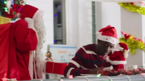 Travailleur Recevant Des Cadeaux Collègue Habillé Père Noël Dans Espace — Video