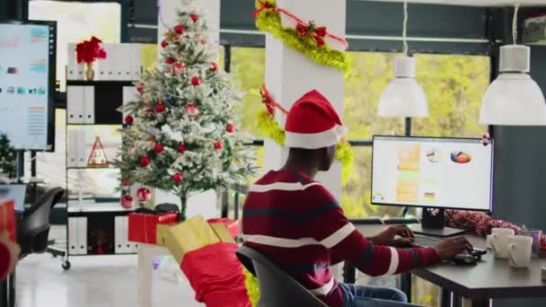多莉被同事在节日华丽的办公室里带着周到的圣诞礼物拍摄的员工惊呆了 亚洲工人在寒假期间向同事们提供圣诞礼物 — 图库视频影像