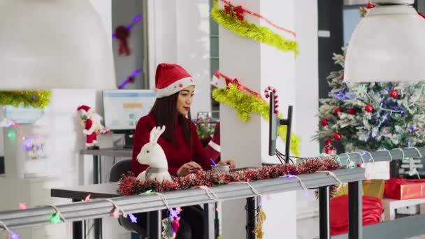 Smiling Asian Employee Christmas Decorated Office Checking Emails Merry Staff — Stock Video