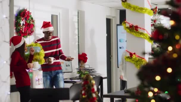 Compañeros Trabajo Oficina Decorada Navidad Disfrutando Del Café Hablando Planes — Vídeo de stock
