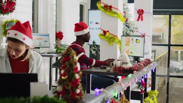 Impiegato Afroamericano Sorpreso Collega Con Regalo Natale Pensieroso Ufficio Ornato — Video Stock