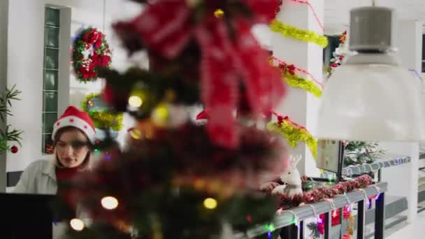 Empleado Afroamericano Que Trabaja Durante Temporada Navidad Oficina Decorada Festiva — Vídeos de Stock