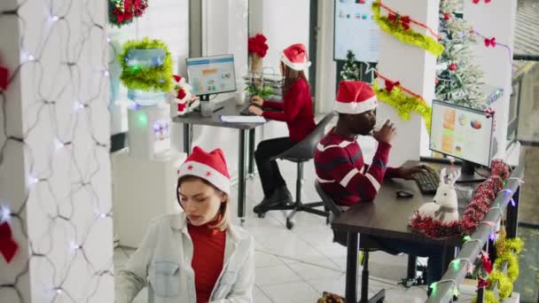 Багаті Працівники Які Працюють Під Час Різдвяного Сезону Святковому Оздобленому — стокове відео