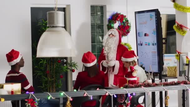 Manager Dressed Santa Christmas Season Holding Team Meeting Presenting Financial — Stock Video