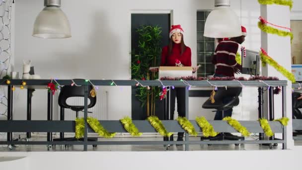 在被解雇后 在工作的最后一天 在装饰华丽的办公室里收拾办公室里的物品的亚洲人很不高兴 悲伤的员工在圣诞节前被同事们解雇后得到了安慰 — 图库视频影像