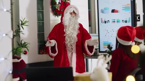Supervizor Oblečený Jako Santa Během Vánoční Sezóny Pořádání Setkání Týmu — Stock video