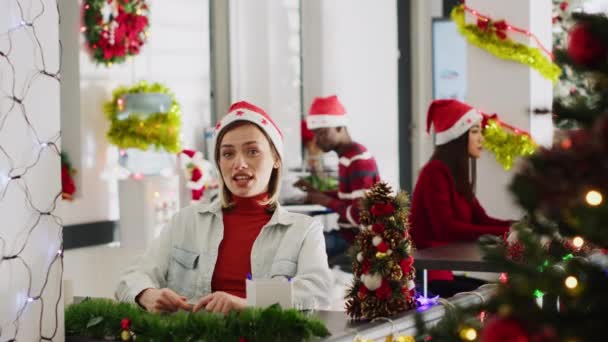 Retrato Mujer Feliz Espacio Trabajo Decorado Navidad Participando Vlog Para — Vídeos de Stock