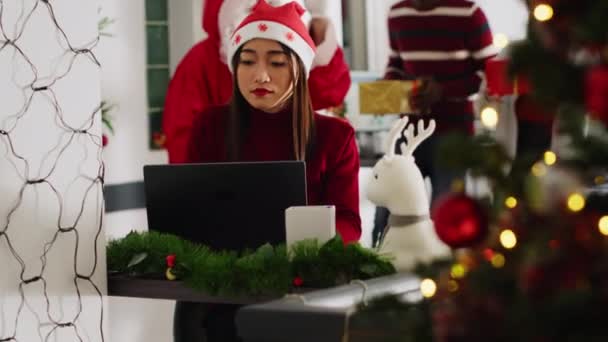 Xmas Adorn 職場の寛大な同僚からの贈り物を受け取るアジアの労働者 サンタクロースと彼のアシスタントは 冬のお祝いの休暇シーズン中にプレゼントを持つ驚くべき女性 — ストック動画