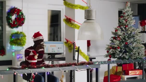 圣诞装饰办公室工作人员在寒假期间完成各种日常任务的时间 同事们在工作场所用圣诞灯和花环装饰自己 — 图库视频影像