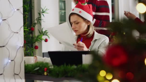 Mujer Llenando Papeleo Oficina Decorada Navidad Perturbado Por Compañeros Trabajo — Vídeos de Stock