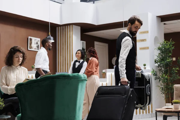 Resepsiyon Lobisindeki Insanlara Yardım Etmek Için Bavul Taşıyan Erkek Otel — Stok fotoğraf