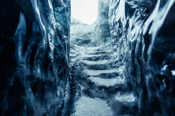 令人惊奇的冰岩在Vatnajokull洞穴 透明的蓝色冰块融化后的气候变化 冰川形成巨大裂缝隧道和路径的冰岛地貌 — 图库照片