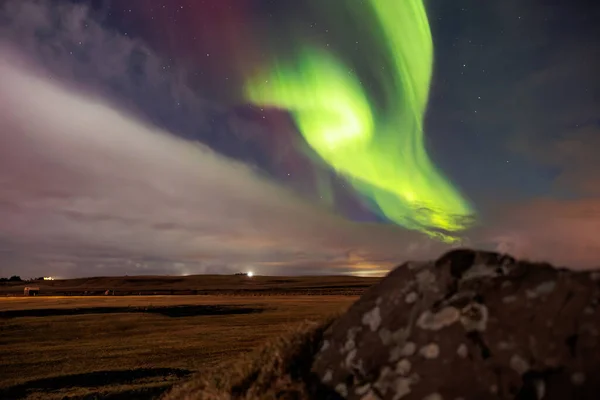 Aurora Boreal Sobre Montaña Nevada Paisaje Invernal Luces Boreales Islandia — Foto de Stock
