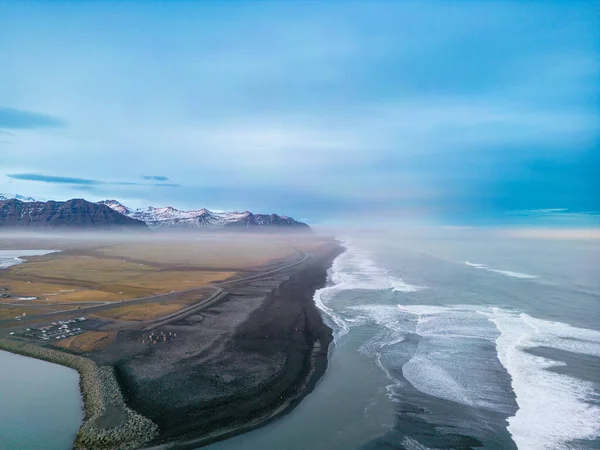 大西洋岸の黒い砂浜で 巨大な波がアイスランドの海岸線に衝突し 海がアイスランドのビーチを満たす壮大な自然環境 豪華な風景を眺める — ストック写真