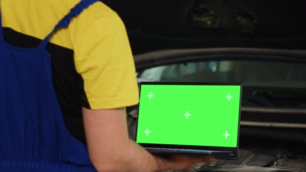 Gecertificeerde Monteur Met Behulp Van Mockup Laptop Auto Service Nieuwe — Stockvideo