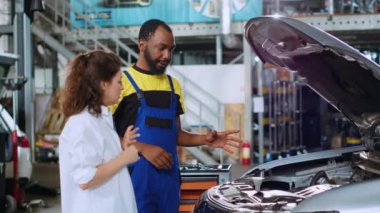 Ehliyetli oto tamircisi, denetimden sonra arabanın içinde müvekkil hasarı bulunduğunu gösteriyor. Afrika kökenli Amerikalı profesyonel bir kadına aracında petrol sızıntısı bulunduğunu söylüyor.