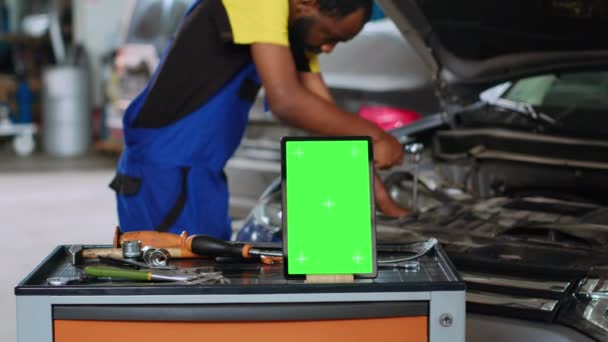 Mechanik Serwisie Samochodowym Używa Klucza Wymiany Części Wewnątrz Pojazdu Zielony — Wideo stockowe