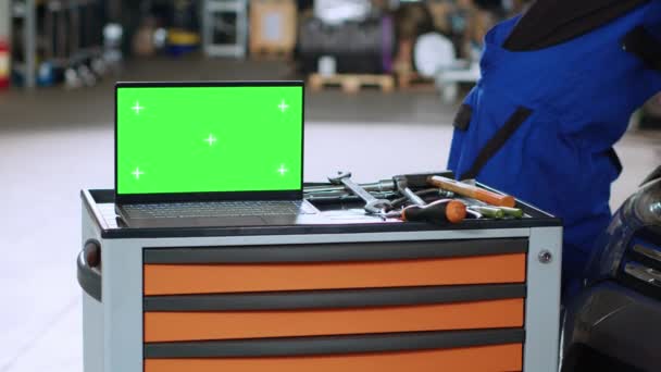 Groene Scherm Laptop Geplaatst Werkbank Drukke Garage Naast Professionele Gereedschappen — Stockvideo
