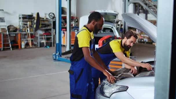 Ingenieros Certificados Taller Reparación Automóviles Trabajando Juntos Fijación Coches Discutiendo — Vídeo de stock