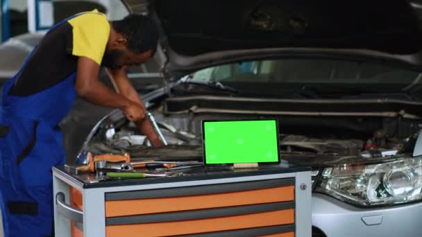 Ingenieur Auto Service Verwendet Drehmomentschlüssel Schrauben Fahrzeug Mit Grünem Bildschirm — Stockvideo