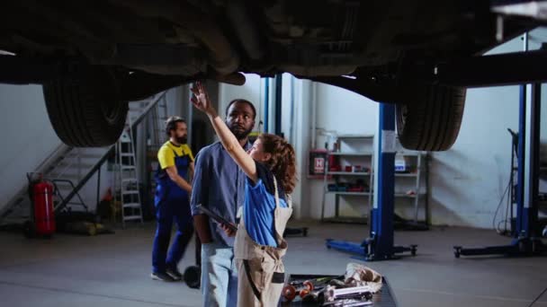 Mechanik Warsztacie Samochodowym Pokazuje Klientowi Trzeba Zmienić Jego Samochodzie Aby — Wideo stockowe