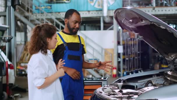 Employé Autorisé Atelier Réparation Automobile Montrant Les Dommages Client Trouvés — Video