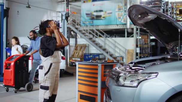 Licensed Ingenieur Auto Reparatiewerkplaats Met Behulp Van Virtual Reality Bril — Stockvideo