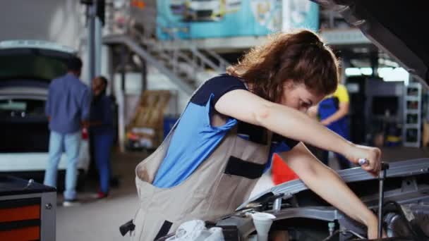 Travailleur Précis Dans Atelier Réparation Aide Une Clé Dynamométrique Pour — Video