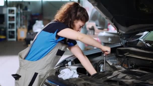 Mécanicien Travailleur Dans Garage Aide Une Clé Dynamométrique Pour Serrer — Video
