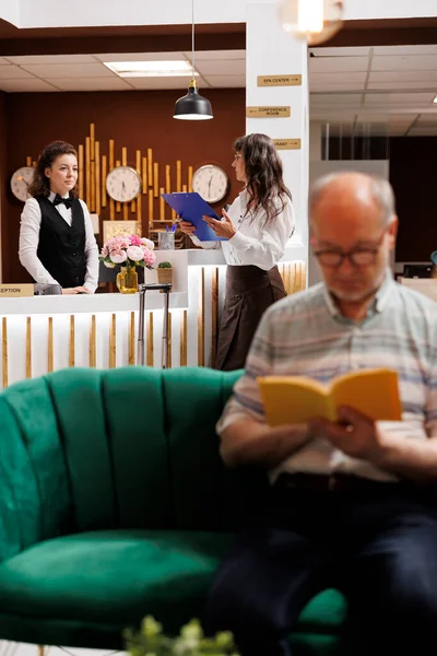 Yaşlı Bayan Gezgin Otel Resepsiyonuna Kayıt Yaptırıyor Keyifli Bir Tatil — Stok fotoğraf