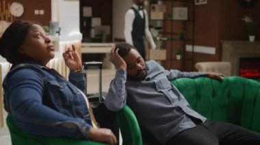 Yorgun gezginler, yeni zaman dilimine seyahat etmekten yoruldular. Afrika kökenli Amerikalı çift balayına beş yıldızlı otele geliyor, kanepede uzanıyor ve lobide uyuyakalıyorlar..