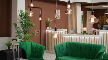 Otel resepsiyonundaki şık kanepe, kayıt alanındaki boş resepsiyon. Şık iç tasarımı, rahat koltukları, mermer zemini ve pahalı dinlenme odası olan modern beş yıldızlı bir otel..