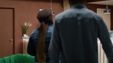 Karı ve koca, resepsiyonistle oda rezervasyonu ve kaydı hakkında konuşmak için tatil köyüne geldiler. Salon resepsiyonuna bavullu insanlar giriyor, balayı gezisi. Üçayak atışı.