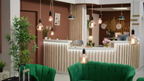 フロントデスクのホテルのフロントレセプションロビーは 休日にチェックインしてゲストを歓迎するために使用されます 高価な緑の家具とクラシックな装飾のファッショナブルな空のモダンなリゾートラウンジエリア — ストック動画