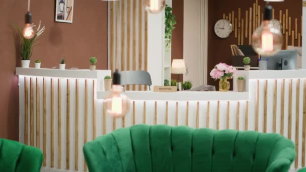 Prázdný Tropický Hotelový Salonek Luxusním Gaučem Moderní Recepcí Stylový Design — Stock video