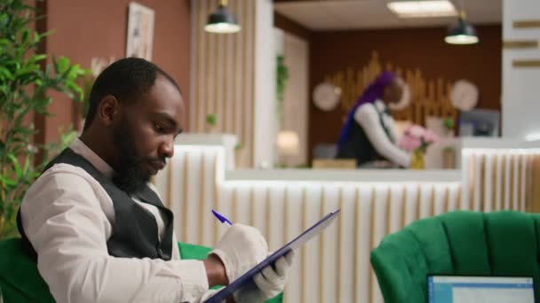 Lobide Smokin Çalışanı Rezervasyon Envanterini Gözden Geçiriyor Otel Yöneticisi Olarak — Stok video