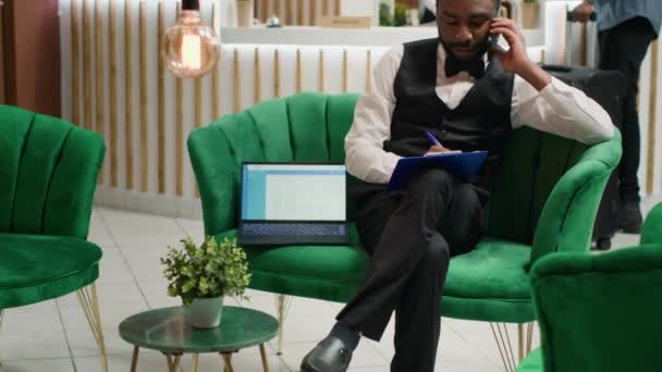Komi Telefonla Konuşuyor Alıyor Beş Yıldızlı Otelin Lobisinde Oturuyor Konuklardan — Stok video