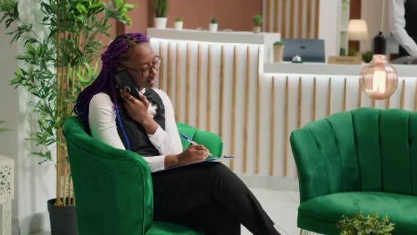 Kobieta Zajmująca Się Rezerwacjami Telefonicznymi Rozmawiająca Klientami Rezerwacji Pokoju Pisząca — Wideo stockowe