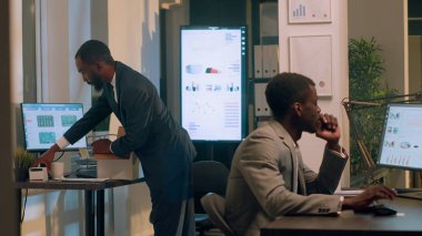 Yüksek stres seviyeleri nedeniyle işten ayrılmaya karar verdikten sonra iş yerinden ayrılan iş arkadaşı teselli ediyor. Stresli şirket taleplerinden bıkmış bir iş adamı başka bir yere taşınıyor.