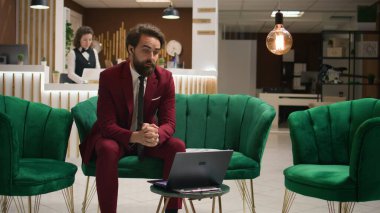 Ortak, şirketin CEO 'suyla buluşmak için online video görüşmesine katılıyor. Otelin dinlenme odasında oturuyor. İşadamı, yönetim kuruluna fikir vermeden önce patronla konuşuyor. El kamerasıyla..