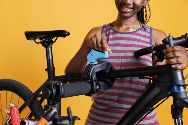 Primer Plano Hembra Afroamericana Inspeccionando Ajustando Reparando Bicicleta Asegurando Estado —  Fotos de Stock