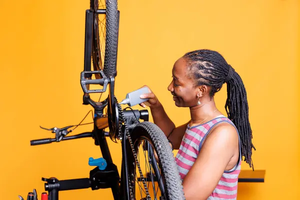 African American Female Cyclist Carefully Examines Repairs Bike Components Specialized — Stock Photo, Image