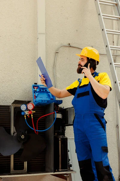 Adept Repairman Phone Client Reporting Found Concerns Condenser Comissioned Troubleshooting — Stock Photo, Image