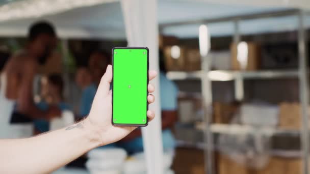 在室外食物库中 将焦点放在一只手握着手机的男性上 该手机会显示出孤立的铬钥匙模板 用绿色屏幕抓取手机的高加索人特写 — 图库视频影像